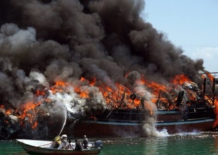 ۱۳ لنج و ۳ خودرو در بندر سلخ قشم دچار حریق شدند/ آتش‌سوزی هنوز ادامه دارد