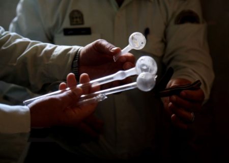 دستگیری ۲ قاچاقچی مواد مخدر صنعتی در قشم/ کشف ۳ کیلوگرم شیشه و هروئین