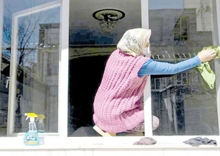 پدیده چندشغله‌بودن مردان و زنان ایرانی برای تأمین هزینه‌های زندگی/ معلمان و پرستارانی که نظافتچی شدند