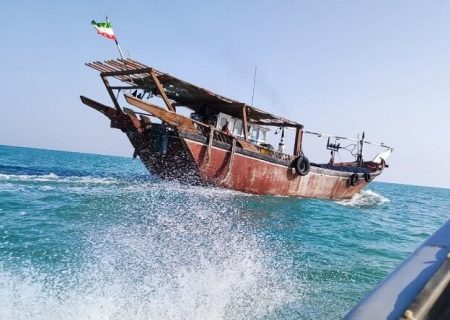 توقیف شناور صید ترال در حدود ۲۰ مایلی کیش/ ۶ خدمه شناور بازداشت شدند