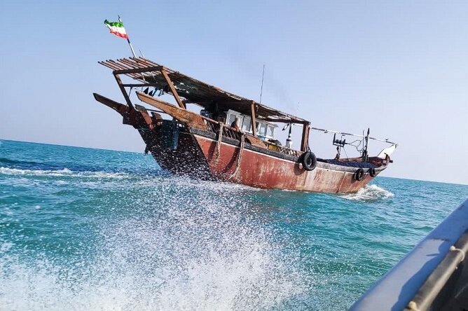 توقیف شناور صید ترال در حدود ۲۰ مایلی کیش/ ۶ خدمه شناور بازداشت شدند