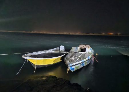توقیف ۲ فروند قایق غیرمجاز صید شب‌چراغی در آب‌های هرمزگان
