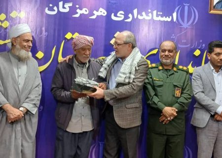 فداکاری یک شهروند قشمی در مهار سیلاب/ فرماندار قشم از وی تقدیر کرد