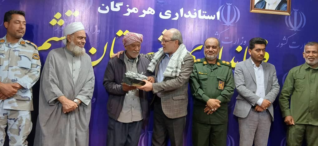 فداکاری یک شهروند قشمی در مهار سیلاب/ فرماندار قشم از وی تقدیر کرد
