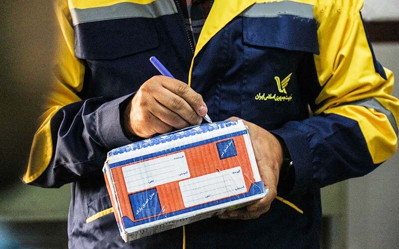 تماشا کنید/ وقتی صدای زنگ، پستچی رو توی شرایط جنگی میاره در خونت!